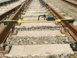 Digital switch track gauge and cant measuring device